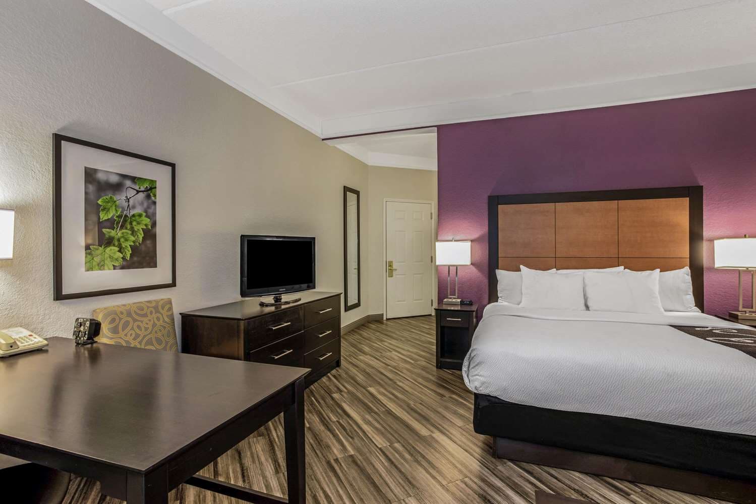 La Quinta Inn & Suites by Wyndham Orlando Airport at Gateway Village
