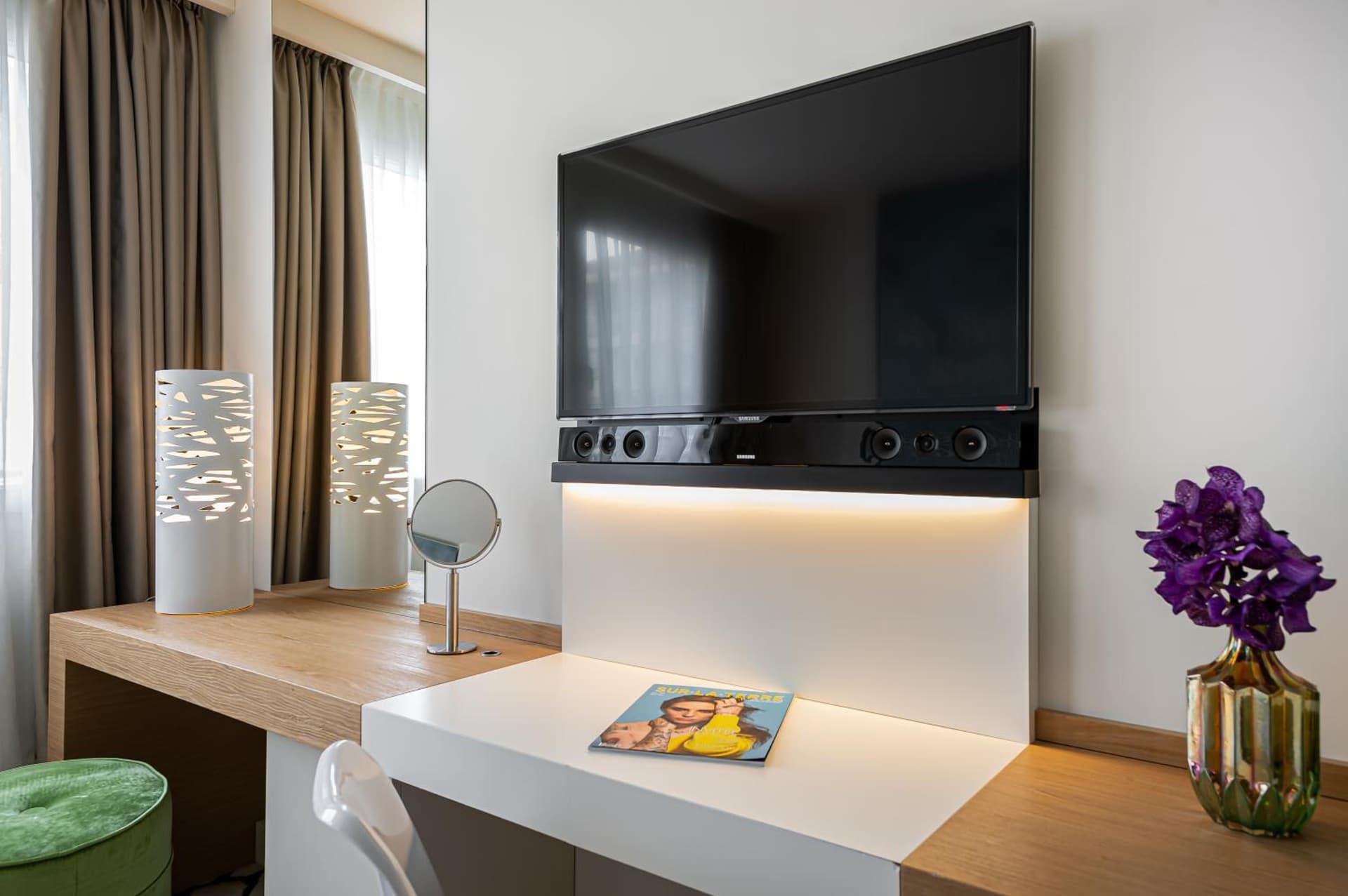 N’vY Manotel