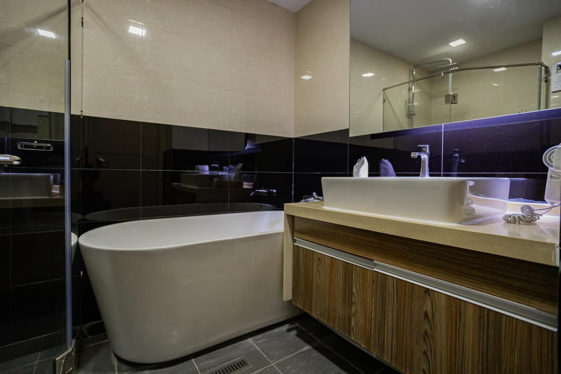 Ramada Tenn Ekamai