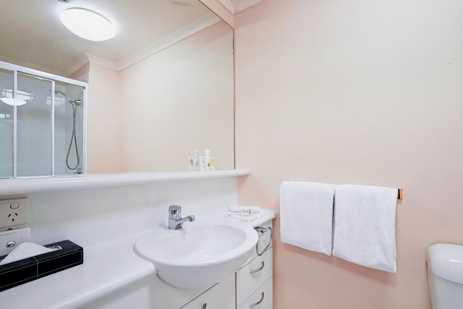 Arrow on Spencer (Also known as Harbourview Apartment Hotel)