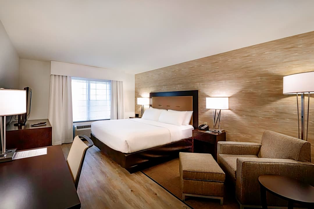 Holiday Inn & Suites Bloomington-Airport