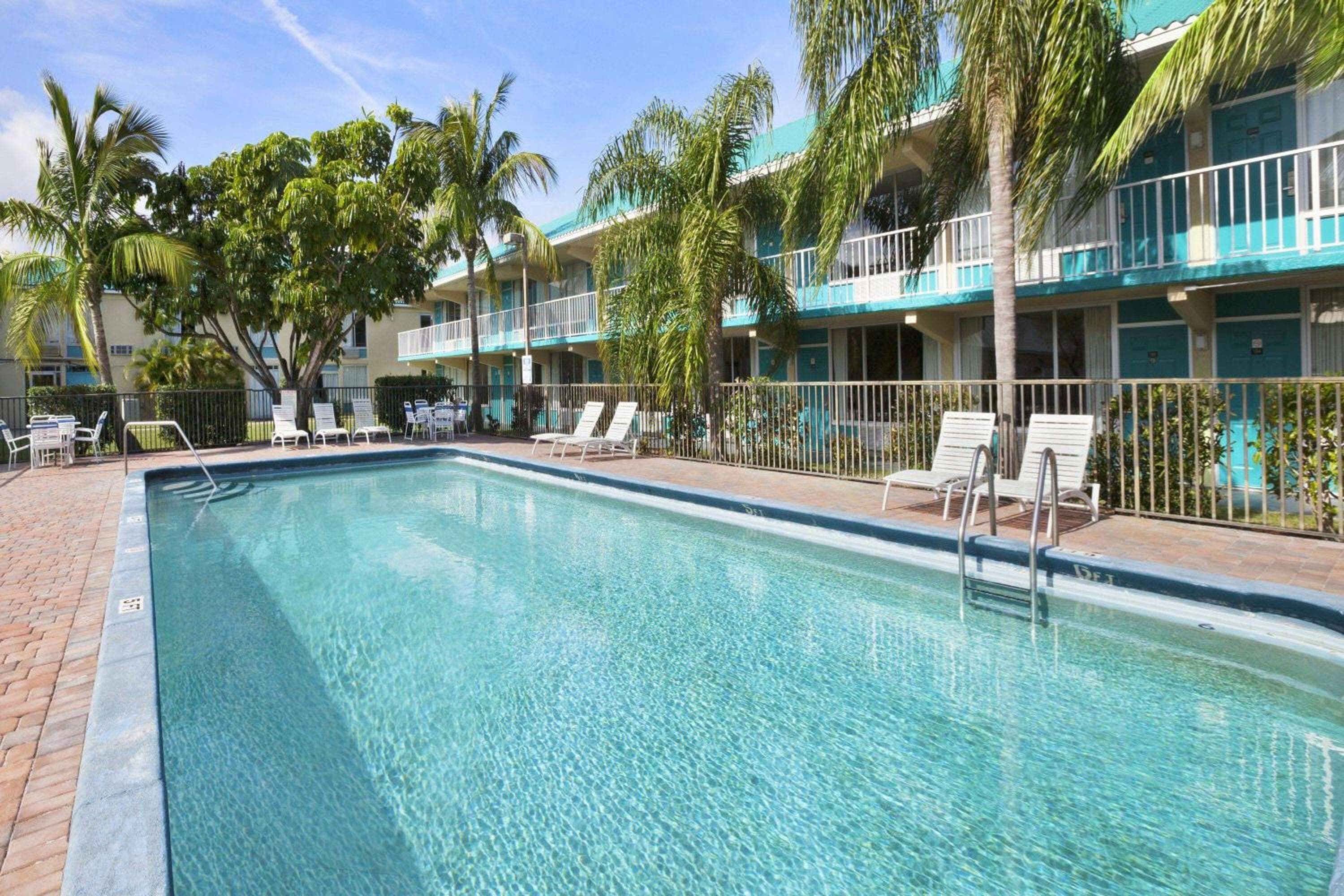 Days Inn & Suites by Wyndham Fort Pierce Midtown