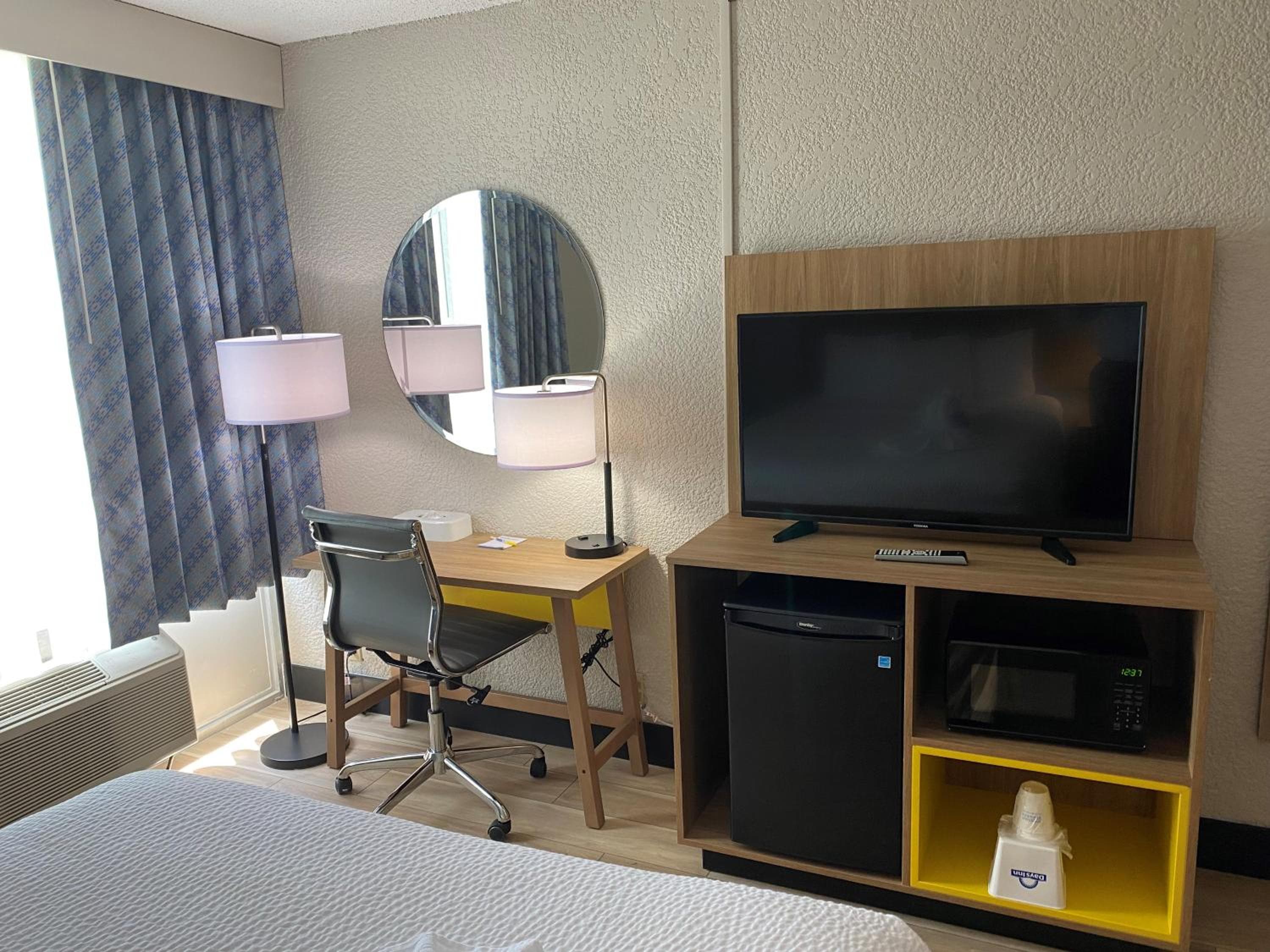 Days Inn & Suites by Wyndham Fort Pierce Midtown