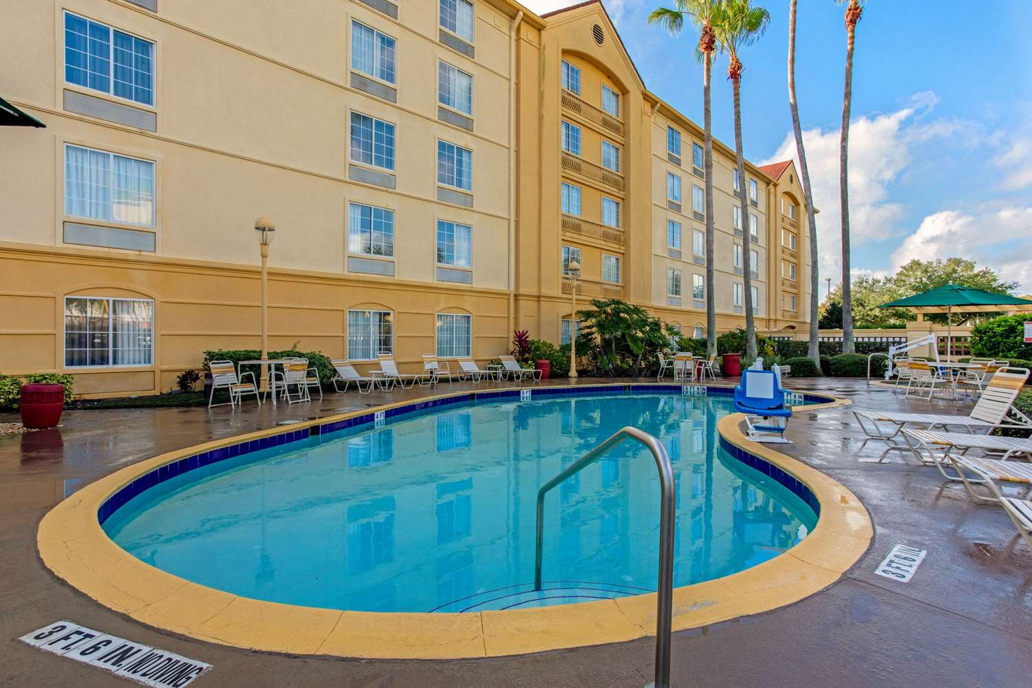 La Quinta Inn & Suites by Wyndham Orlando Airport at Gateway Village