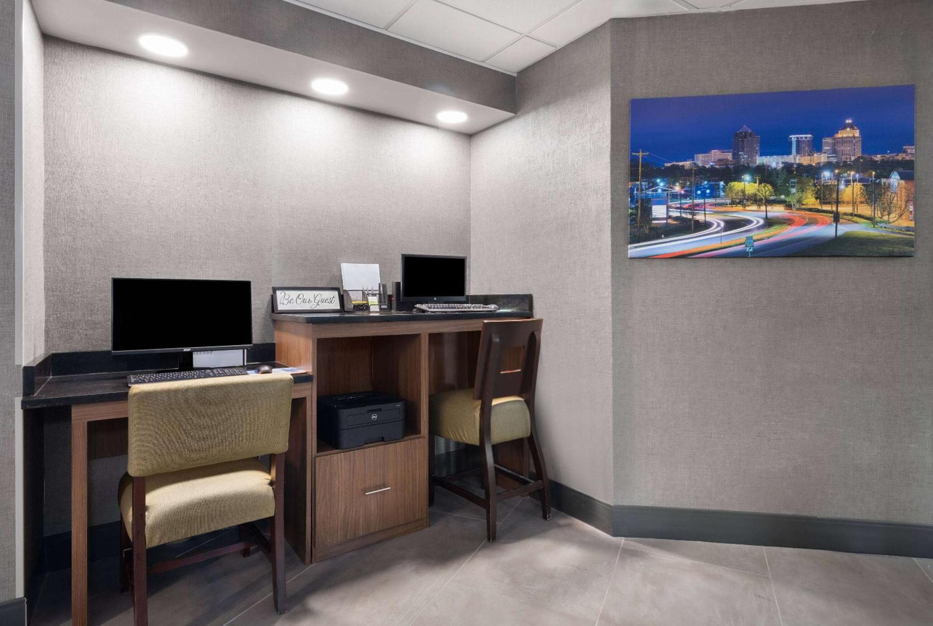 La Quinta Inn & Suites by Wyndham Greensboro NC