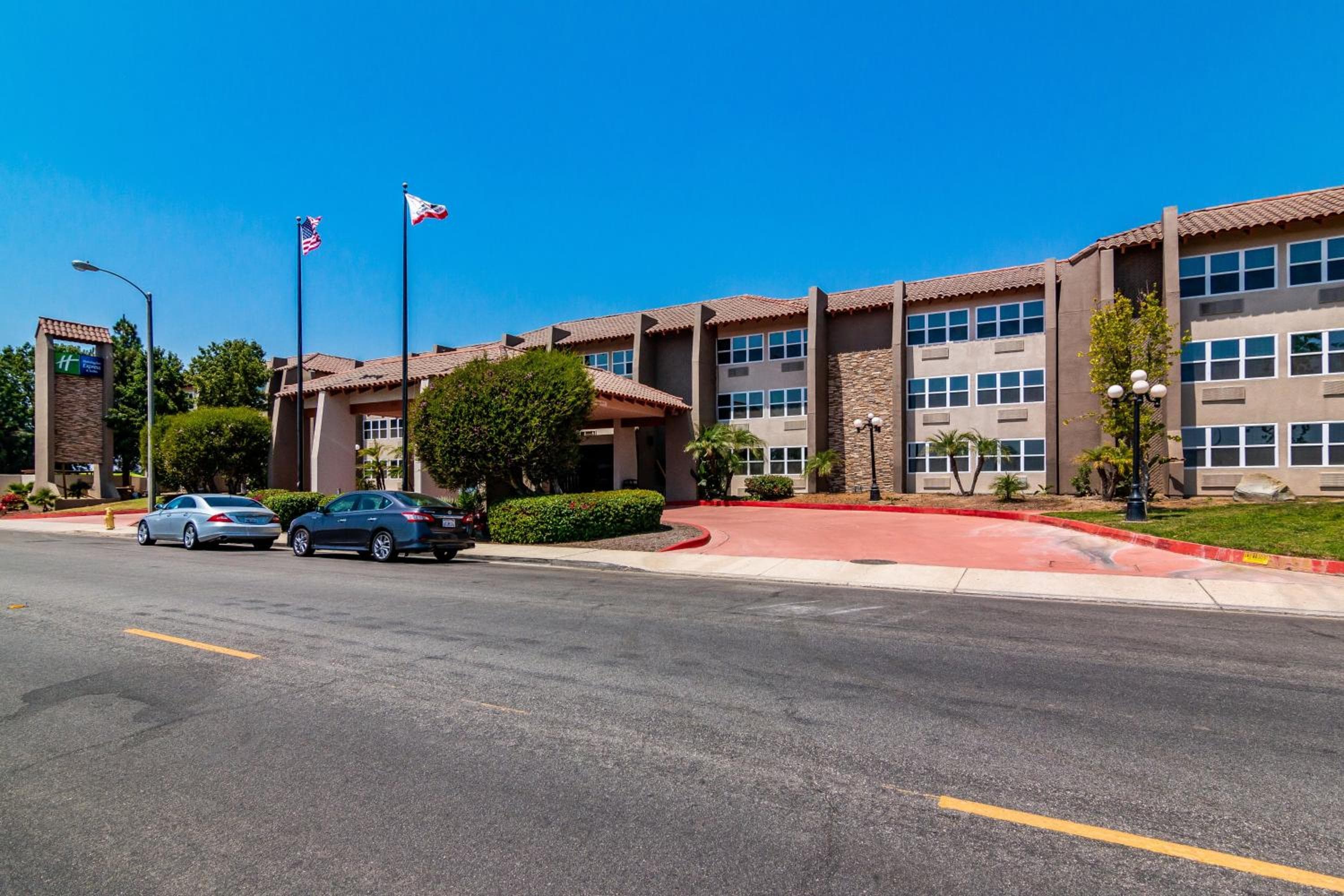 Holiday Inn Express & Suites - Camarillo