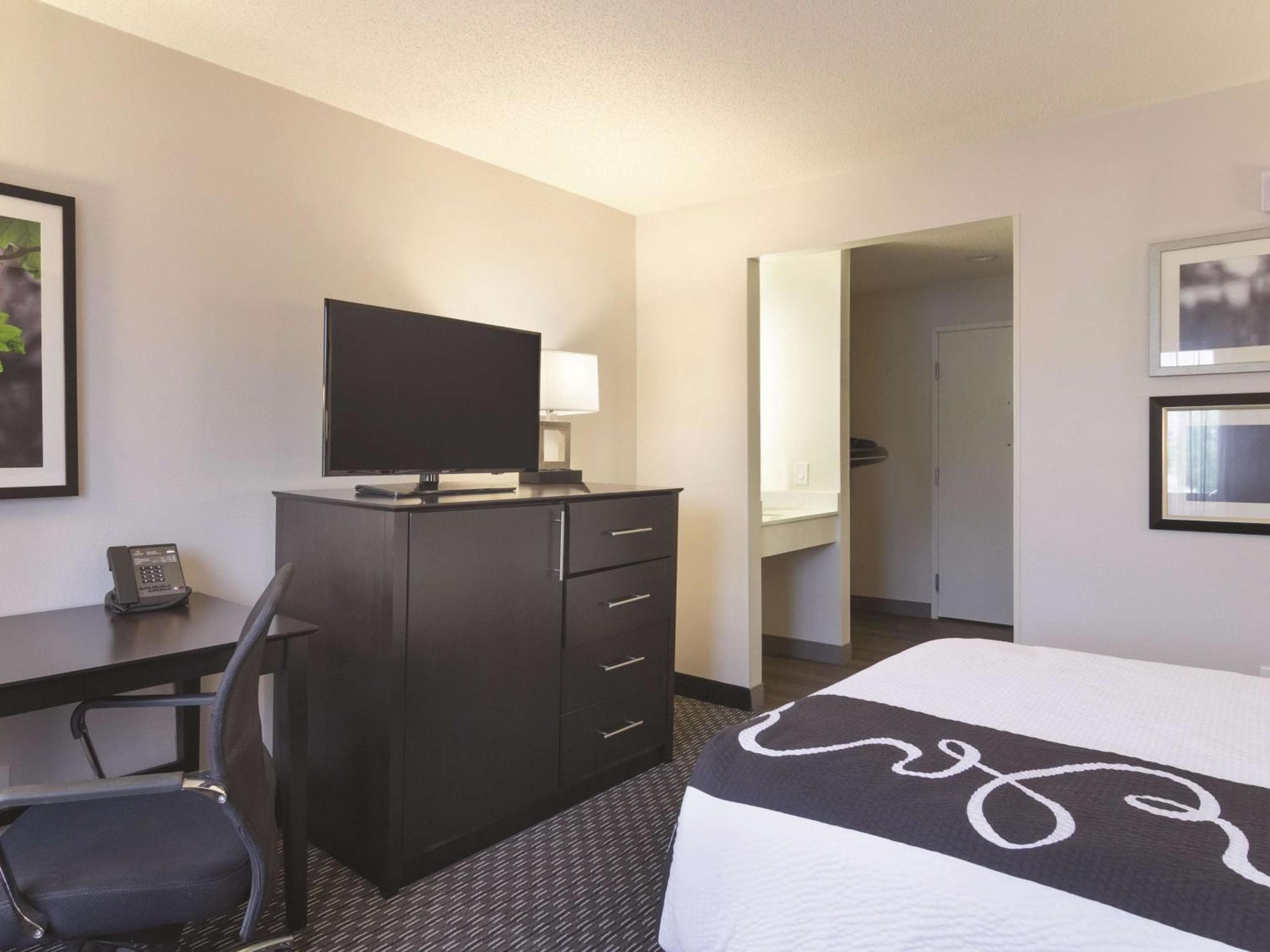 La Quinta Inn & Suites by Wyndham Cleveland - Airport North