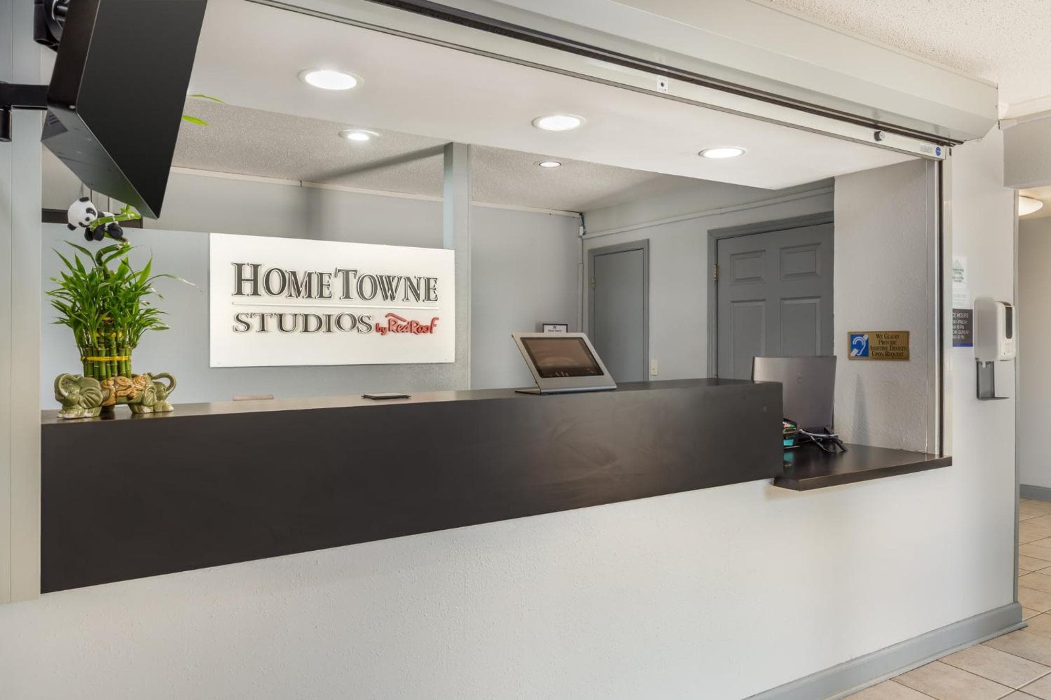 HomeTowne Studios & Suites by Red Roof Greensboro