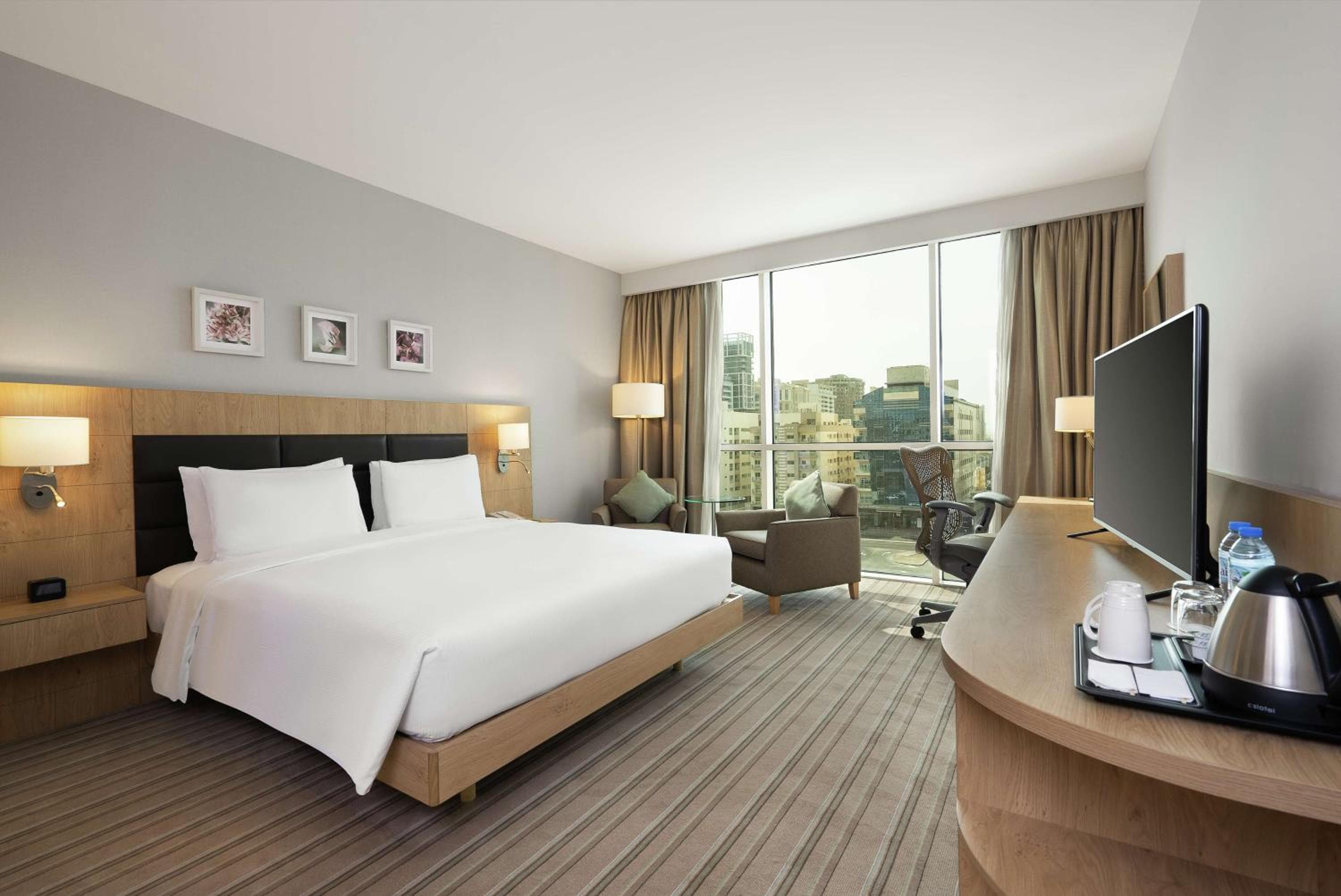 Hilton Garden Inn Dubai, Mall Avenue